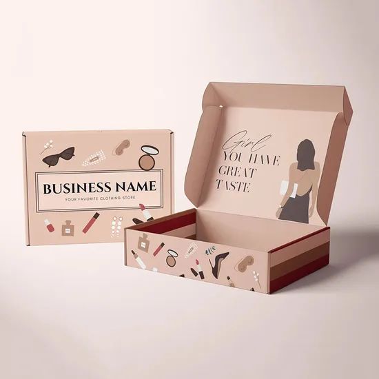 Rosa produktkartonger med tryck för e-handel och frakt.